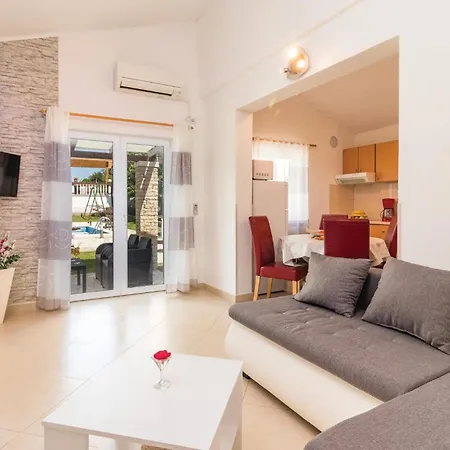 Stunning In With Private Swimming Pool, Be Inside Or Outside Pula