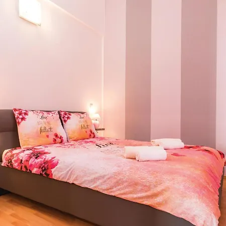 Stunning In With Private Swimming Pool, Be Inside Or Outside Pula