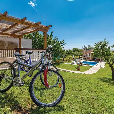 Stunning In With Private Swimming Pool, Be Inside Or Outside Pula