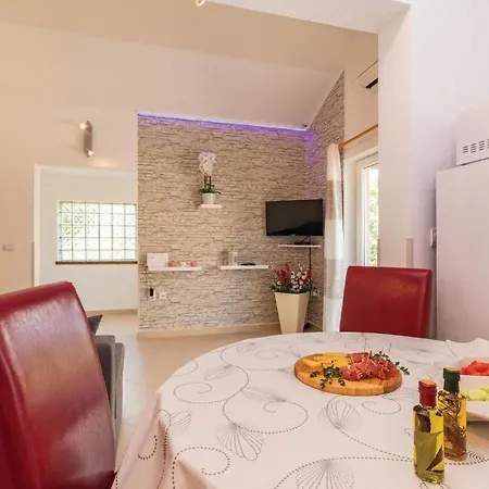 Casa de Férias Stunning In With Private Swimming Pool, Be Inside Or Outside Pula