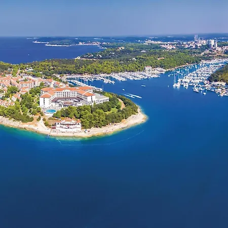 Stunning In With Private Swimming Pool, Be Inside Or Outside